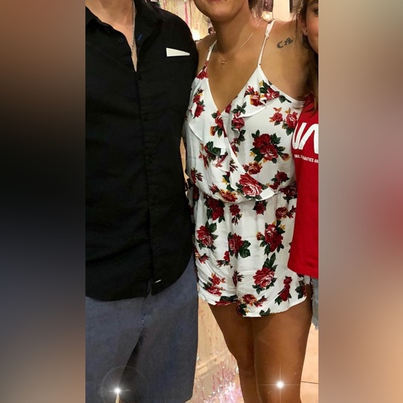 Rose pattern romper!! 🌹 - Picture 2 of 5